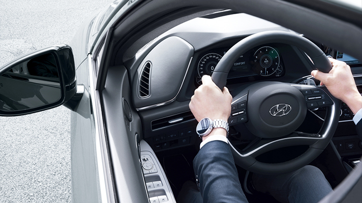 스티어링 휠을 잡고 있는 운전자