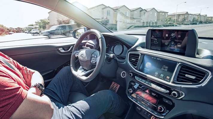 정차된 자동차에 앉아 있는 운전자