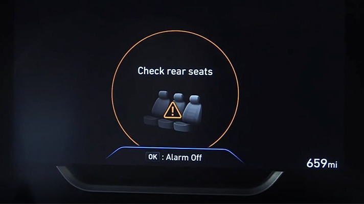 뒷좌석에서 아이가 내리지 않았을 경우 운전자에게 보이는 경고 사인