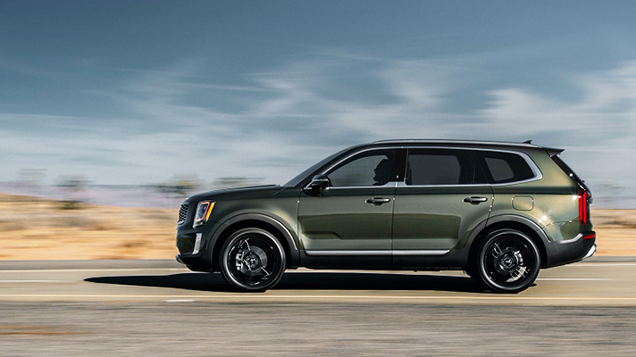 주행중인 옆모습의 텔루라이드