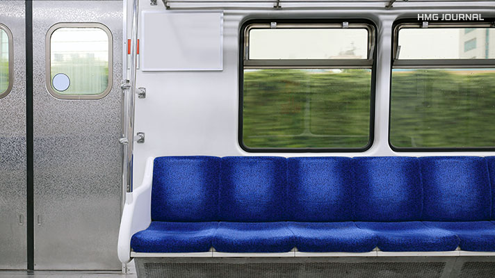 노후화된 전동차 실내 모습