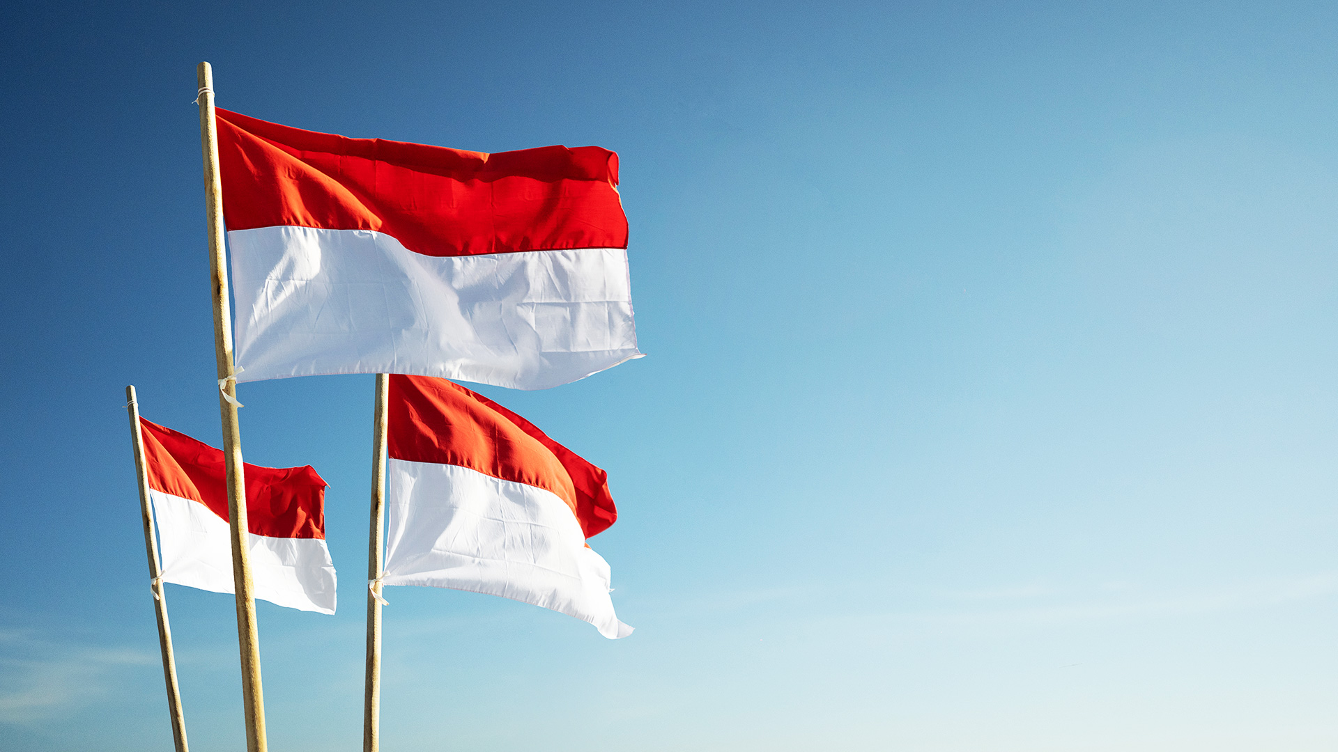 푸른 하늘에 펄럭이는 인도네시아 국기