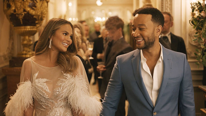 광고 속 파티 장면