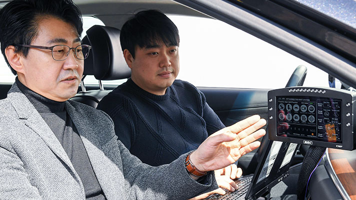 ICT 커넥티드 변속 시스템을 설명하는 연구원들
