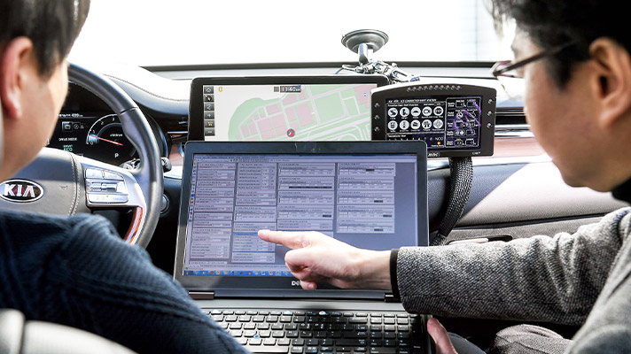 노트북 화면을 들여다보는 연구원들