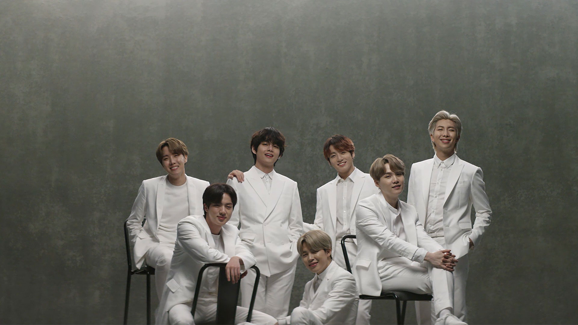 BTS가 정면을 바라보는 모습