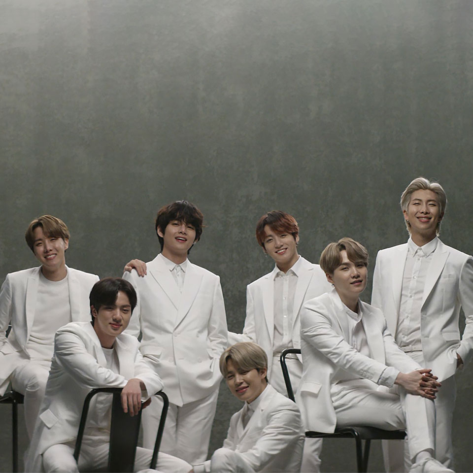 BTS가 정면을 바라보는 모습