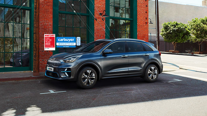 도로 위 니로 EV의 전측면 뷰