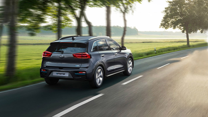 도로를 달리는 니로 EV의 후측면 뷰