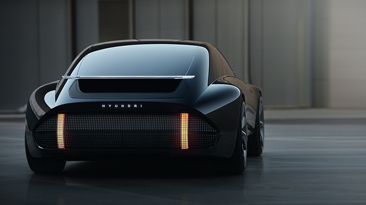 후미등이 켜진 프로페시의 후면부 모습