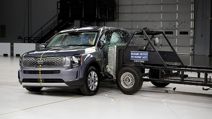 충돌시험 중인 자동차