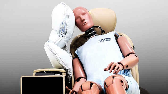 센터 사이드 에어백과 인체 모형