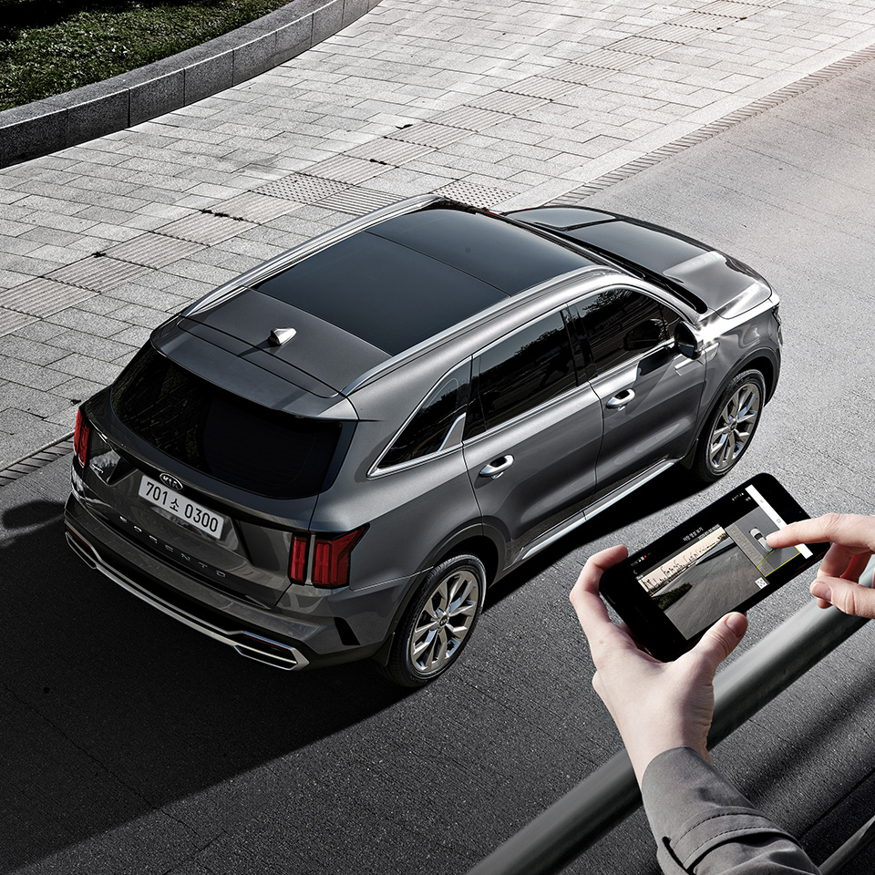 스마트폰으로 차량 주변을 확인하는 '리모트 360° 뷰’ 기능을 갖춘 4세대 쏘렌토