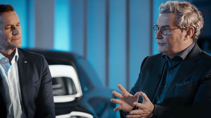 이야기하고 있는 루크 동커볼케 부사장