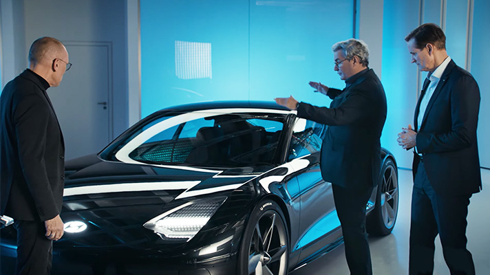 프로페시를 보며 이야기하는 (왼쪽부터) 안드레아스 호프만 상무, 루크 동커볼케 부사장, 토마스 쉬미에라 부사장