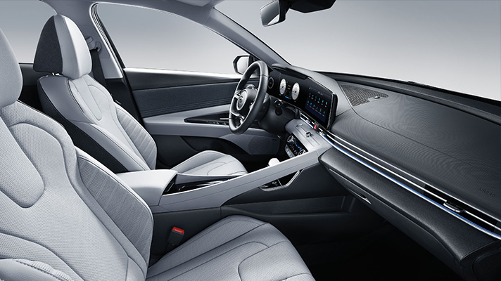 운전자 중심 구조로 설계된 인테리어