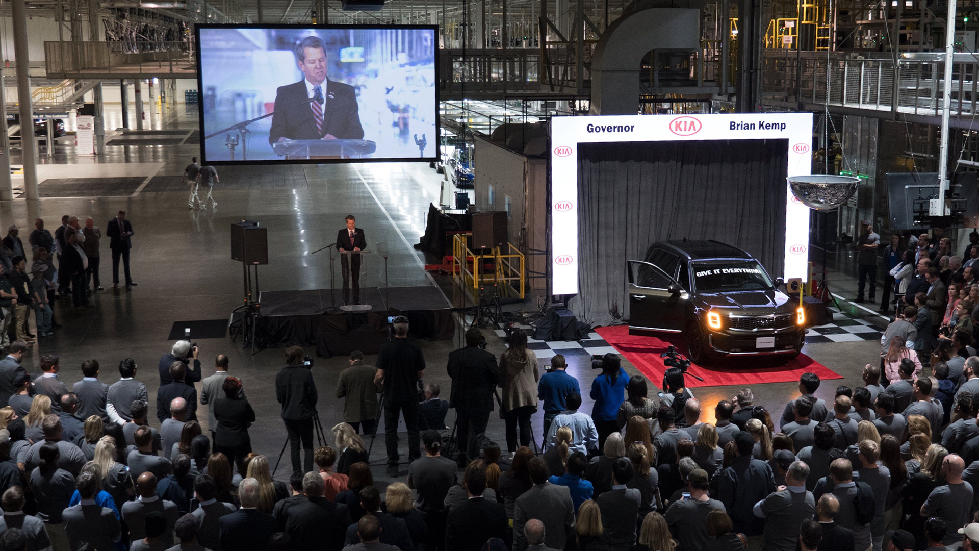 기아 수상 장면