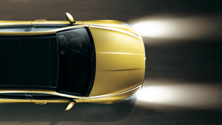 헤드램프가 켜진 차량 탑 뷰