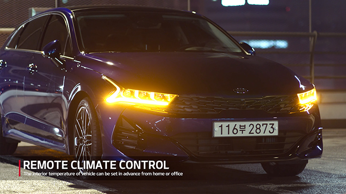 기아차 원격공조제어 기능을 설명하는 영상의 캡쳐화면으로 기아 K5가 어둠속에서 헤드램프를 밝힌채 정차중인 모습