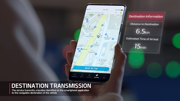 기아차 목적지전송 기능 설명을 위한 영상의 캡쳐화면으로 목적지까지의 스마트폰을 통해 목적지까지의 거리와 소요시간을 확인하는 모습