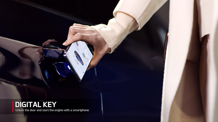 기아디지털키를 활용하여 차량문을 여는 모습