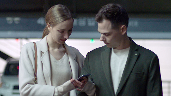 UVO 앱을 사용하는 플로레와 개빈