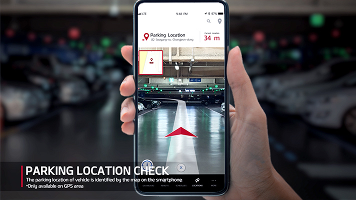 주차 위치 확인하는 장면으로 스마트폰을 이용해 주차장내에서 차량의 위치를 확인하는 모습