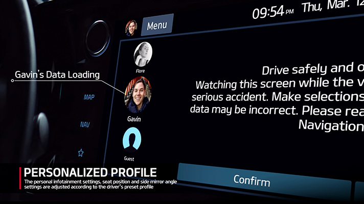 기아 디지털키를 통해 개인화 정보 데이터를 차량과 연동하는 모습