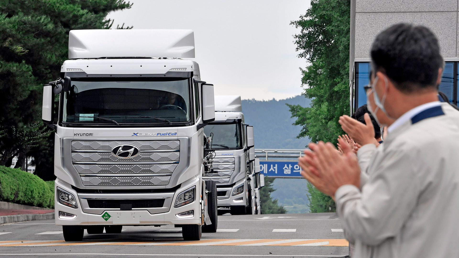 World’s First Fuel Cell Heavy-Duty Truck, Hyundai XCIENT Fuel Cell, Heads to Europe for Commercial Use