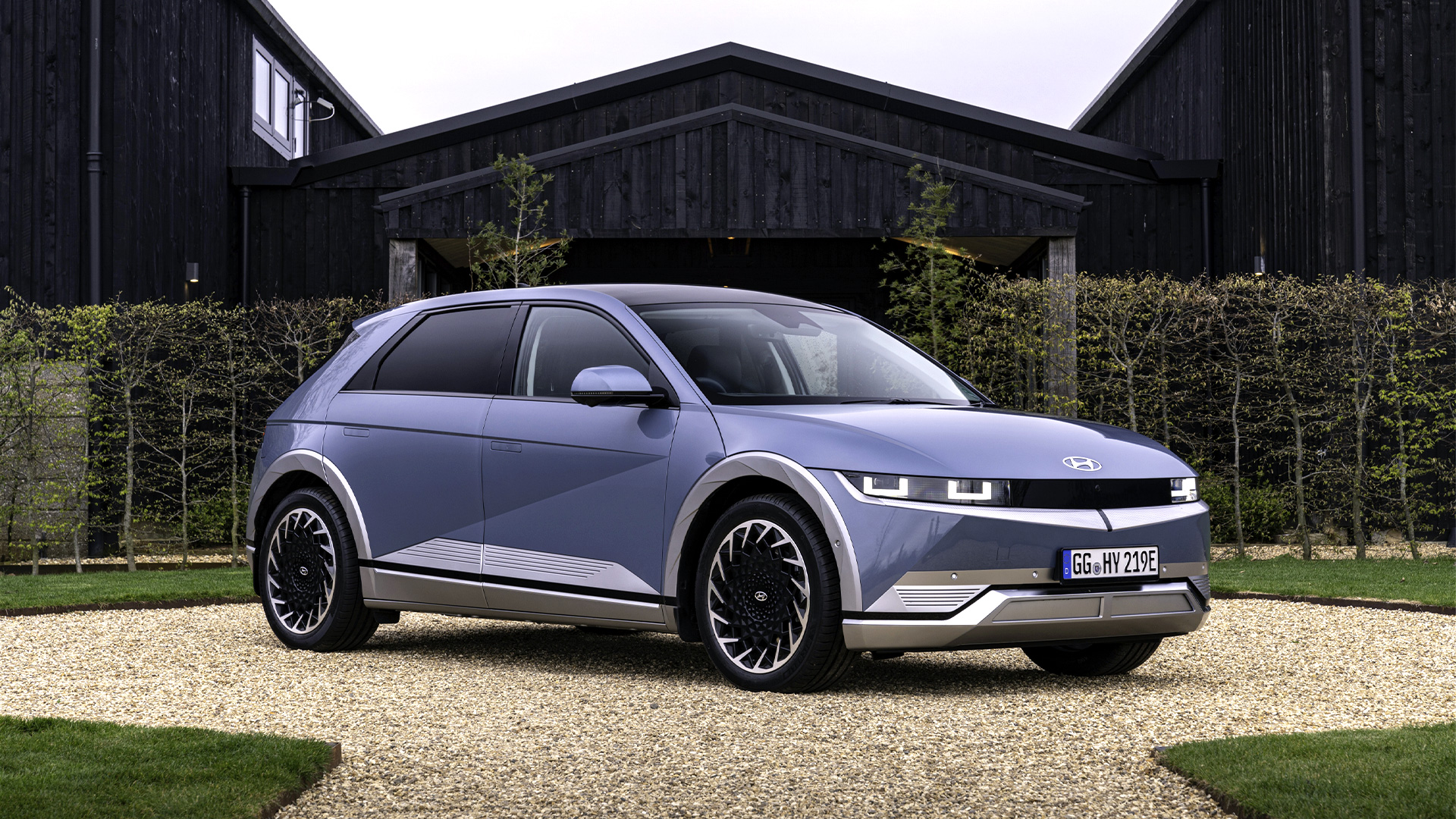 자갈 위에 주차된 현대자동차 아이오닉 5 측면 앵글 모습