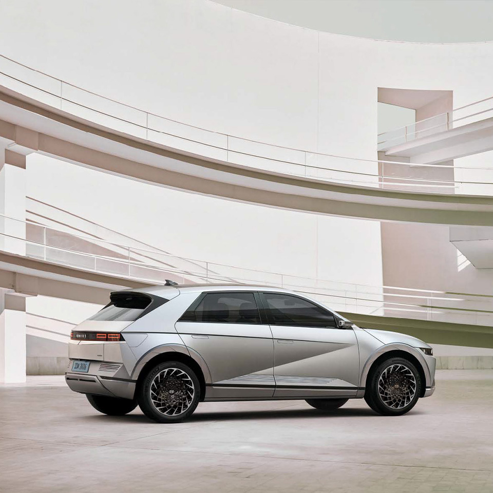 주차된 현대자동차 아이오닉 5 측면 앵글 모습