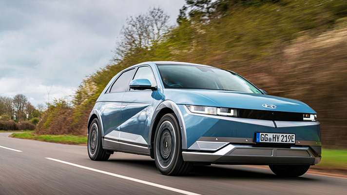 도로를 달리는 현대자동차 아이오닉 5