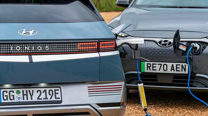 현대자동차 아이오닉 5로 코나 일레트릭을 충전하는 모습