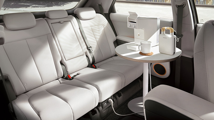 220V 콘센트를 현대자동차 아이오닉 5 내부에 꽂아 사용하는 모습