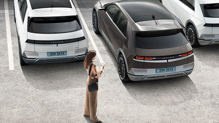 스마트 키로 현대자동차 아이오닉 5를 주차하는 모습