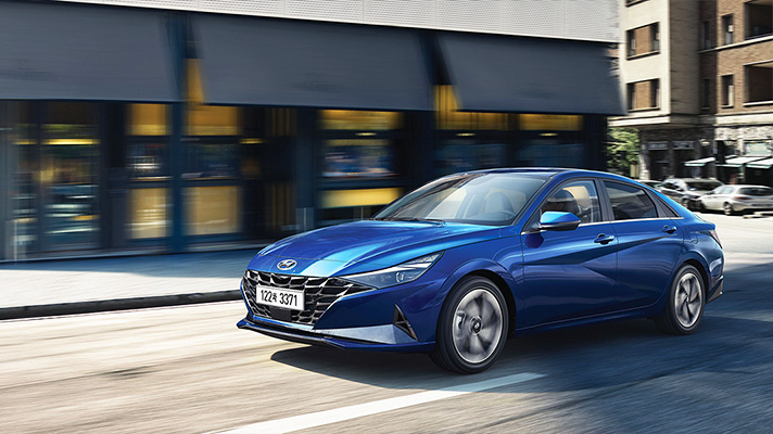 도로위를 달리는 아반떼