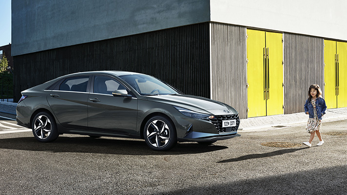 전방 충돌방지 보조(FCA)를 기본 적용한 신형 아반떼