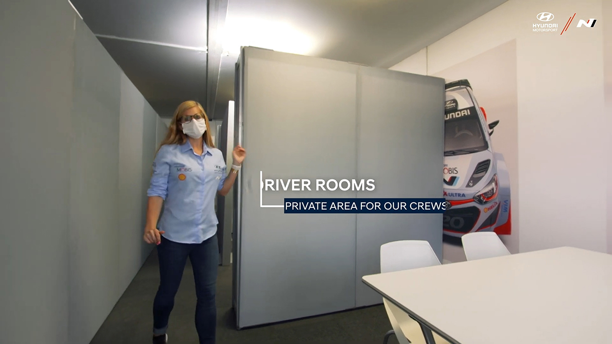 미케 버카멘(Mieke Vercammen)이 칸막이가 있는 휴식 공간에 서있는 모습