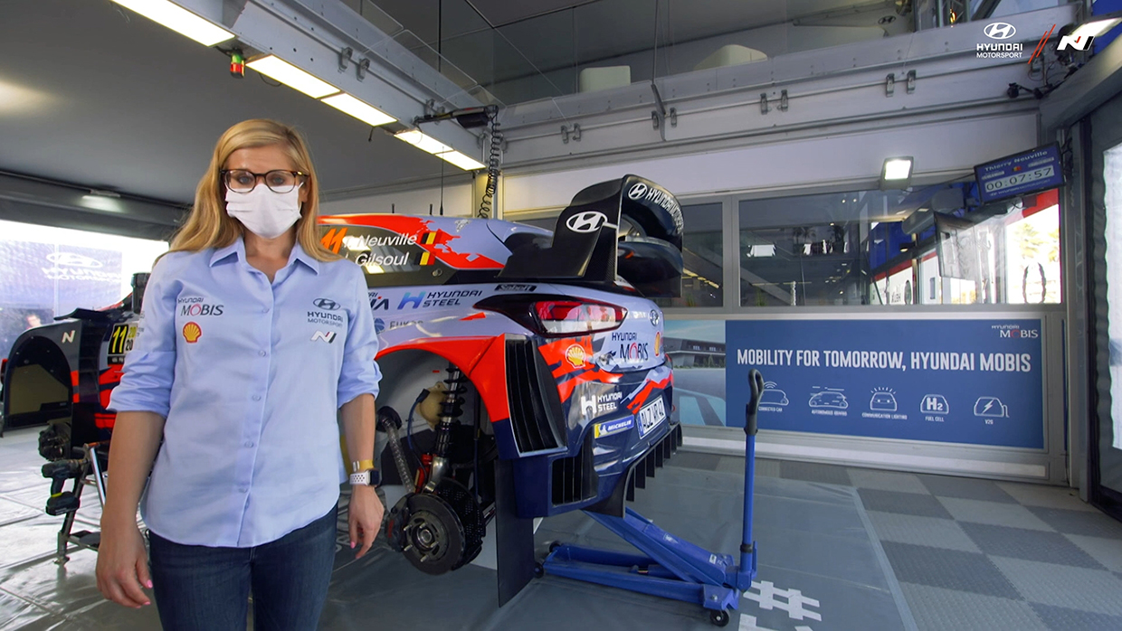 미케 버카멘(Mieke Vercammen)이 정비 공간인 서비스 에이리어 가운데 서있는 모습