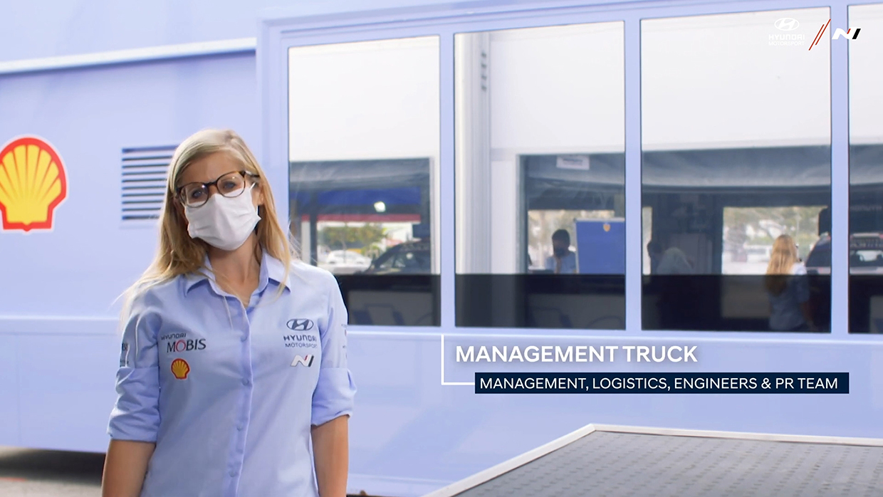 미케 버카멘(Mieke Vercammen)이 매니지먼트 트럭 앞에 서있는 모습