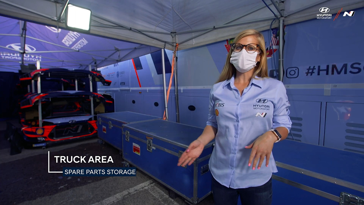 범퍼와 스페어 부품이 보관된 스페어 파츠 스토리지 모습