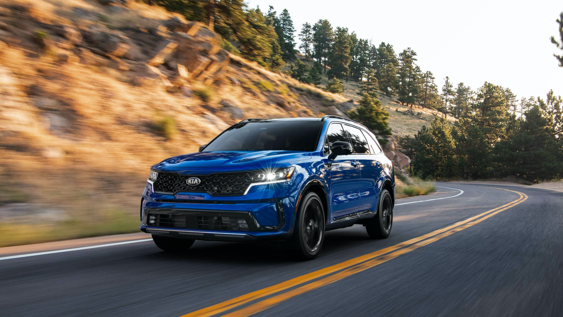 도로를 주행중인 미네랄 블루 색상의 기아 쏘렌토