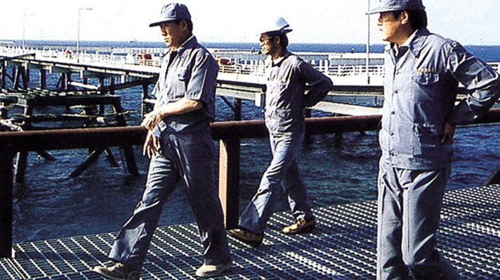 현장을 걷고 있는 작업복 차림의 정주영 창업회장 모습