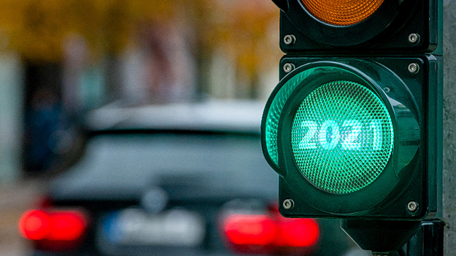 멈춰있는 차를 배경으로 파란색 신호등이 켜진 모습 2021