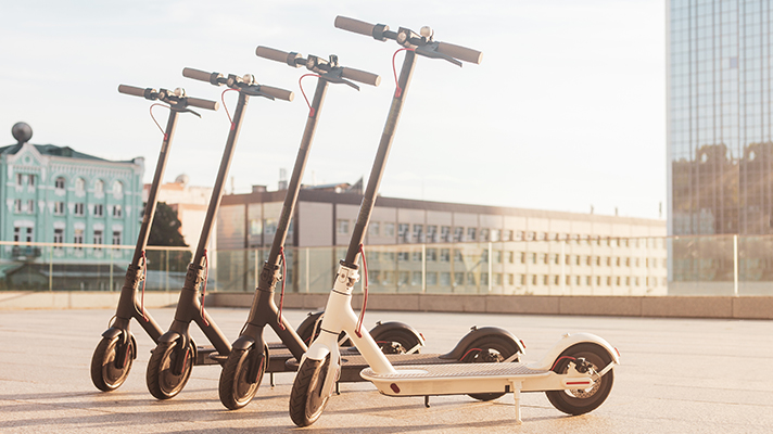 나란히 서있는 4대의 전동킥보드