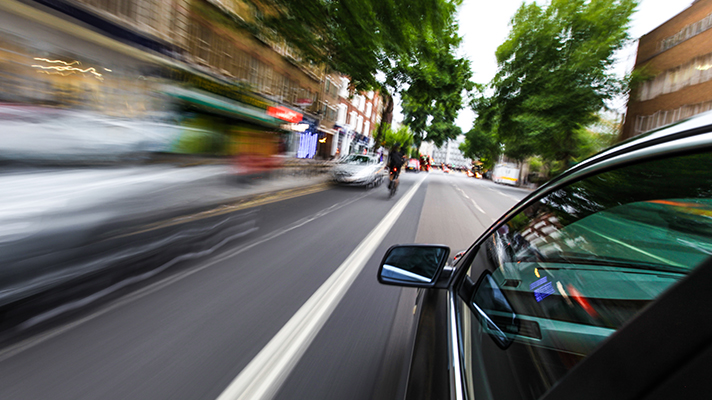 과속으로 달리는 승용차의 앵글 뷰