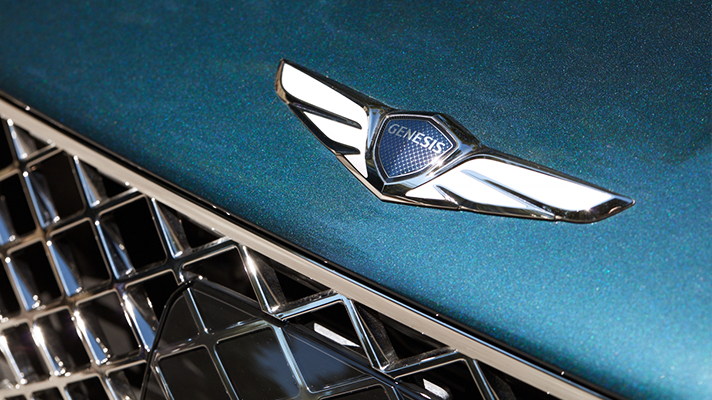 포커스된 제네시스 엠블럼