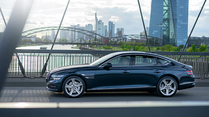 다리를 건너는 제네시스 G80 측면