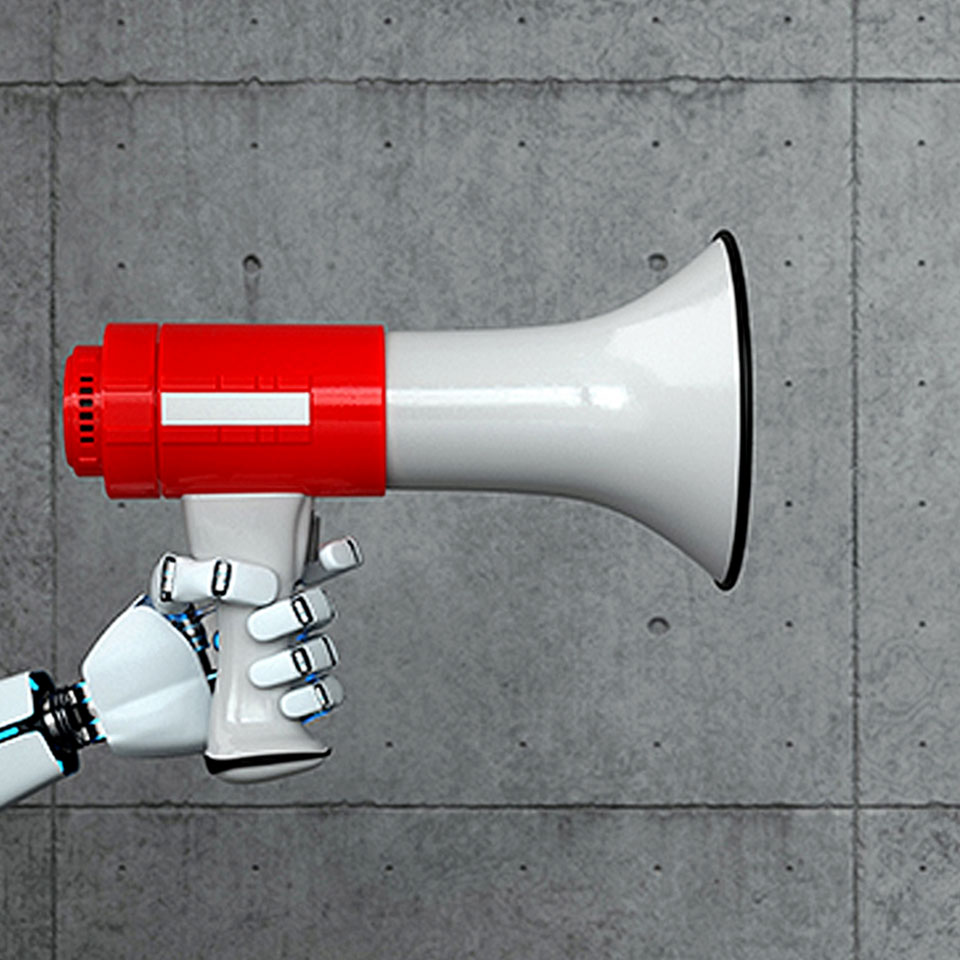 확성기를 들고 있는 하얀색 로봇팔의 모습