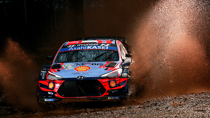 험한 WRC 코스를 달리는 현대모터스포츠팀의 레이싱 자동차 모습